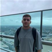 Soy estudiante de Marketing en la Universidad de Almería y llevo estudiando Inglés desde los 6 años, además cuento con un B2 de Inglés de Cambridge